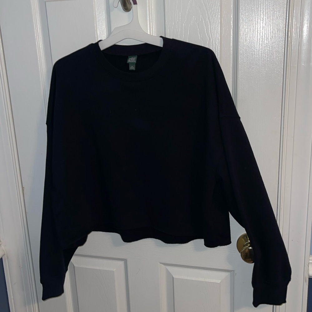 Black cropped sweatshirt